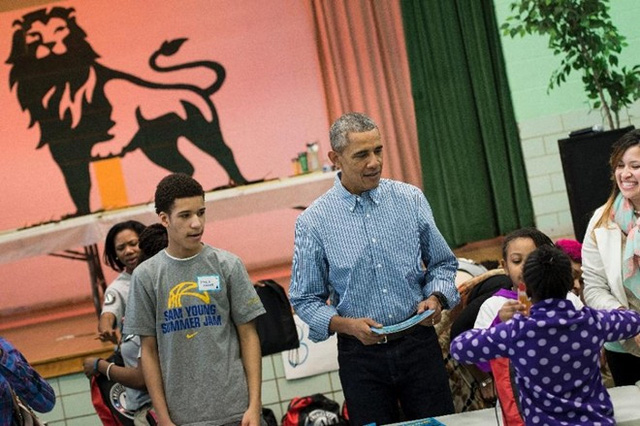  Tổng thống Obama phát sách cho trẻ em ở Trường tiểu học Leckie vào tháng 1/2016. Ảnh: AFP 