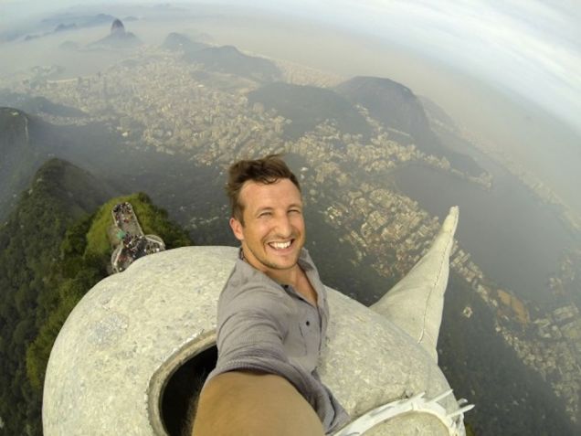  Chụp hình tự sướng trên đỉnh bức tượng nổi tiếng Christ the Redeemer ở Rio de Janeiro. 