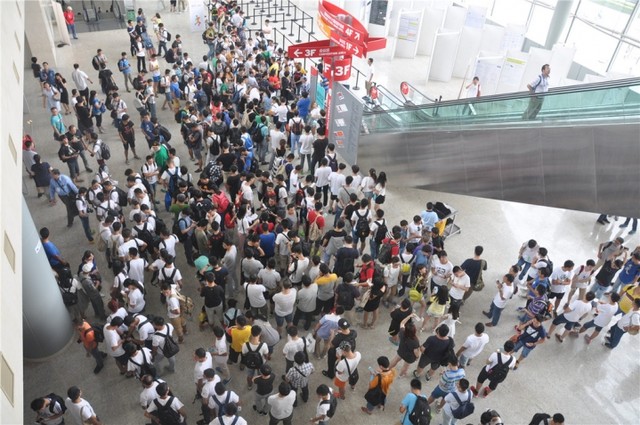  Người hâm mộ thương hiệu Xiaomi trong một sự kiện tại Bắc Kinh, Trung Quốc. 