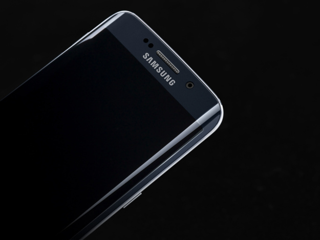  Nhiều nguồn tin cho rằng, Galaxy S7 edge sẽ sở hữu màn hình lớn hơn bình thường. 
