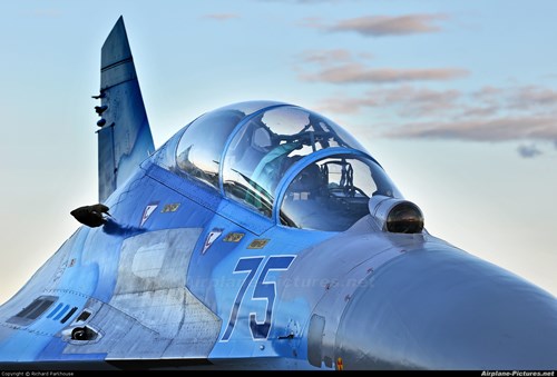  Cận cảnh phần thân trước của Su-27UB, buồng lái phía sau đợc nhô cao để tăng tầm nhìn cho sĩ quan hướng dẫn. Khối quang điện tử OEPS-27 đặt ở giữa phía trước buồng lái tương tự Su-27P 