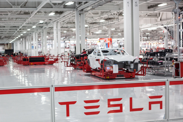  Các nhà máy sản xuất của Tesla có thể bị quá tải vì số lượng đơn đặt hàng khổng lồ. 