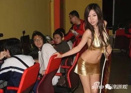  Một quán Net Trung Quốc thuê hẳn người mẫu bikini đến để làm vui lòng khách chơi 