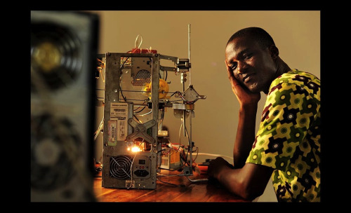  Kodjo Afate Gnikou bên cạnh sản phẩm máy in 3D rẻ nhất thế giới của mình. 