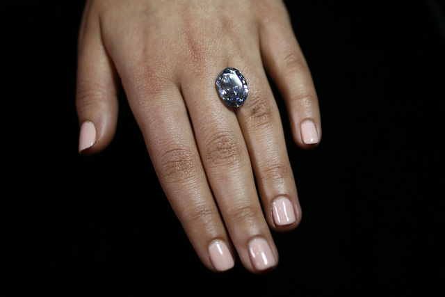  Viên kim cương xanh hình bầu dục được giới thiệu tại sàn đấu giá Sothebys tại London hôm 15/3 vừa qua. 