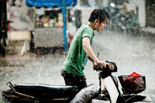 Những hình ảnh lạ lùng trên phố dắt xe đi bộ duy nhất ở Việt Nam