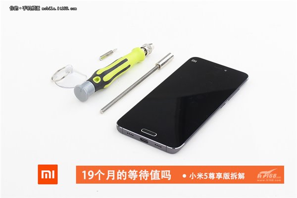  Nằm trên bàn mổ là cô nàng Xiaomi Mi 5 phiên bản vỏ gốm màu đen lôi cuốn. 