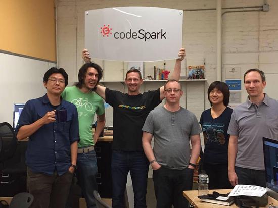  Grant Hosford cùng các nhân viên của CodeSpark 