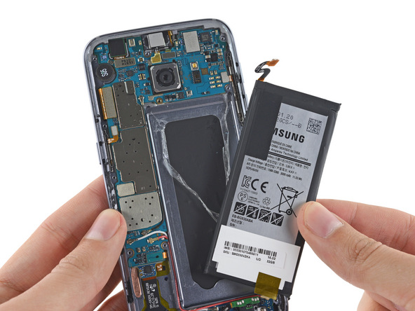  Gỡ viên pin trên Galaxy S7. 