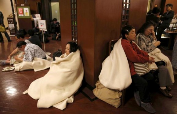 
Một số người trú tạm ở sảnh một khách sạn. (Ảnh: Reuters/ Kyodo)
