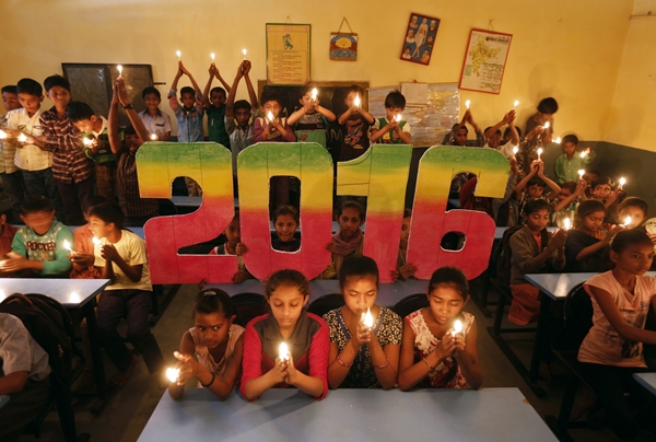  Các em học sinh ở Ấn Độ đang cầu nguyện cho một năm mới bình an. 