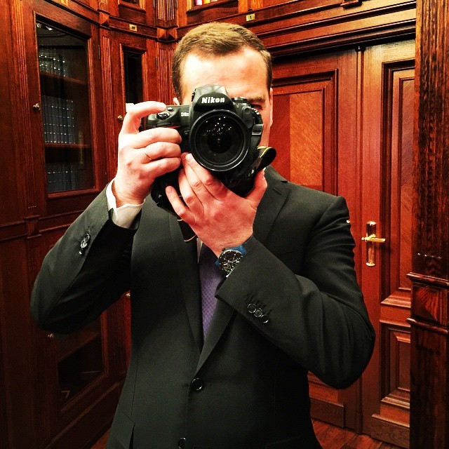  Tấm hình selfie chụp bằng Nikon D3X được hơn 1 triệu lượt like 