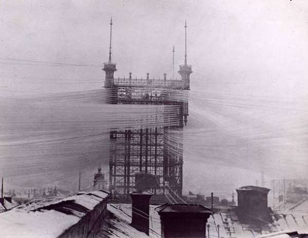  Tháp điện thoại ở Stockholm (Thụy Điển) trông như mạng nhện với khoảng 5.000 đường dây diện được sử dụng từ năm 1887 - 1913. Tuy nhiên tòa tháp đã bị sập trong một vụ cháy vào năm 1953. 