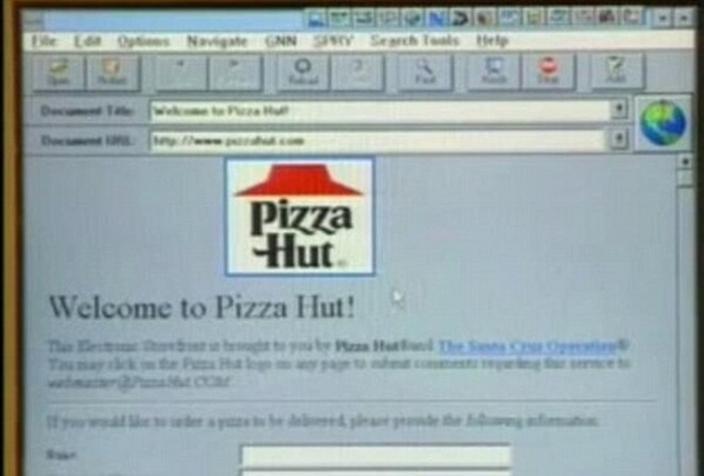 Ra mắt năm 1995, trang chủ Pizza Hut rất nhàm chán và không hề giúp khơi gợi vị giác của người xem.