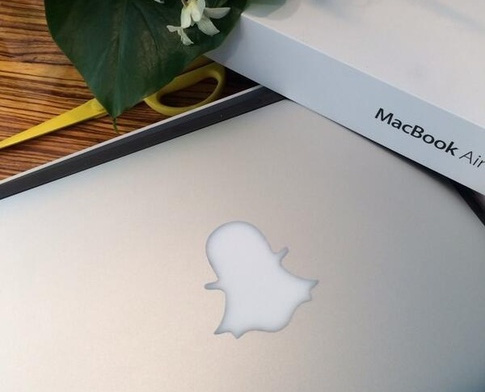 Chiếc Macbook Air được thay logo của Evan.