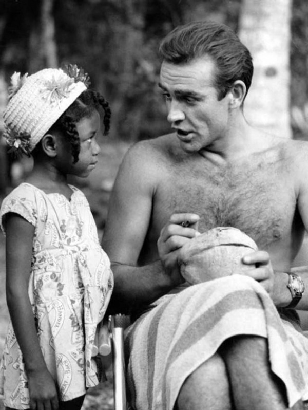  Chỉ cần fan muốn, Sean Connery sẵn sàng ký tên vào quả dừa tặng fan trong khi quay phim Dr. No ở Jamaica vào năm 1962. 