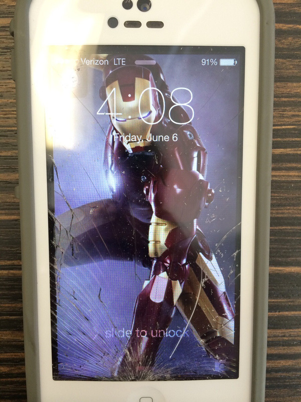  15. iPhone cũng phải đầu hàng trước sức mạnh của Iron Man. 