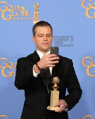 
Rõ ràng thần tượng của nữ diễn viên là Matt Damon không đồng ý. Anh đang tranh thủ tự sướng với Quả cầu vàng.
