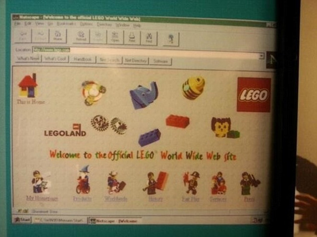 Ra mắt ngày 22/3/1996, website của Lego khá đơn giản với vài hình ảnh nhân vật lego.