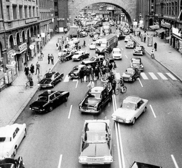  Quang cảnh hỗn loạn vào buổi sáng đầu tiên ở Thụy Điển sau khi đất nước này thay đổi luật lái xe từ làn đường bên trái thành làn đường bên phải vào năm 1967. 