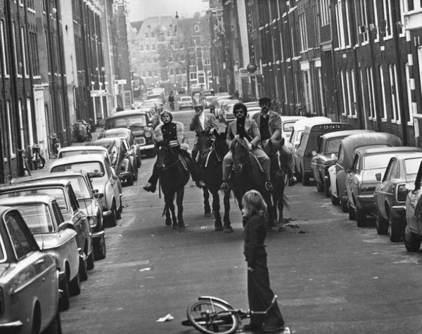  Khi cuộc khủng hoảng dầu mỏ nổ ra năm 1973, chính phủ Hà Lan quyết định ban bố lệnh cấm ô tô lưu thông vào Chủ nhật hàng tuần. Nhiều người dân Hà Lan đã chọn cách đi bộ, xe đạp hoặc cưỡi ngựa trên đường phố. 