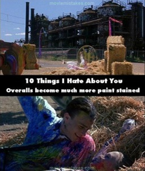 
Trong phim 10 Things I Hate About You, quần áo của các nhân vật bị lấm lem sơn nhiều hơn hẳn cảnh trước đó.
