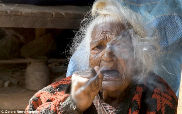  Mỗi ngày, cụ bà này hút tới 30 điếu thuốc lá cuốn. 