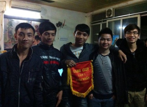 
Tuấn Jin – ngoài cùng bên trái và bạn bè trong một lần đánh giải bán chuyên.

