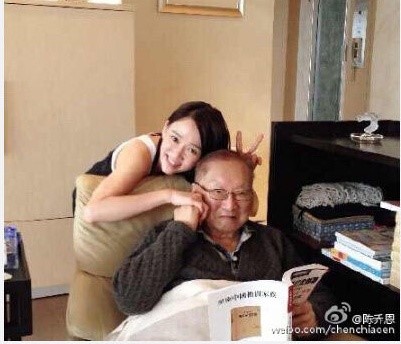 
Đông Phương Bất Bại Trần Kiều Ân chia sẻ ảnh mới chụp cùng Kim Dung nhân sinh nhật ông. Ảnh:&nbsp;Sina.

