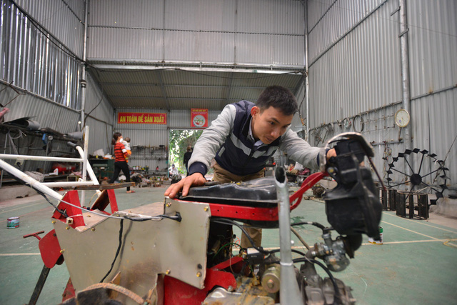 Từ một hoàn cảnh gia đình khó khăn, với niềm đam mê của mình, anh Huy đã trở thành chủ 2 xưởng sản xuất máy nông nghiệp, cho thu hàng trăm triệu mỗi năm. Ảnh: Hòa Phạm.