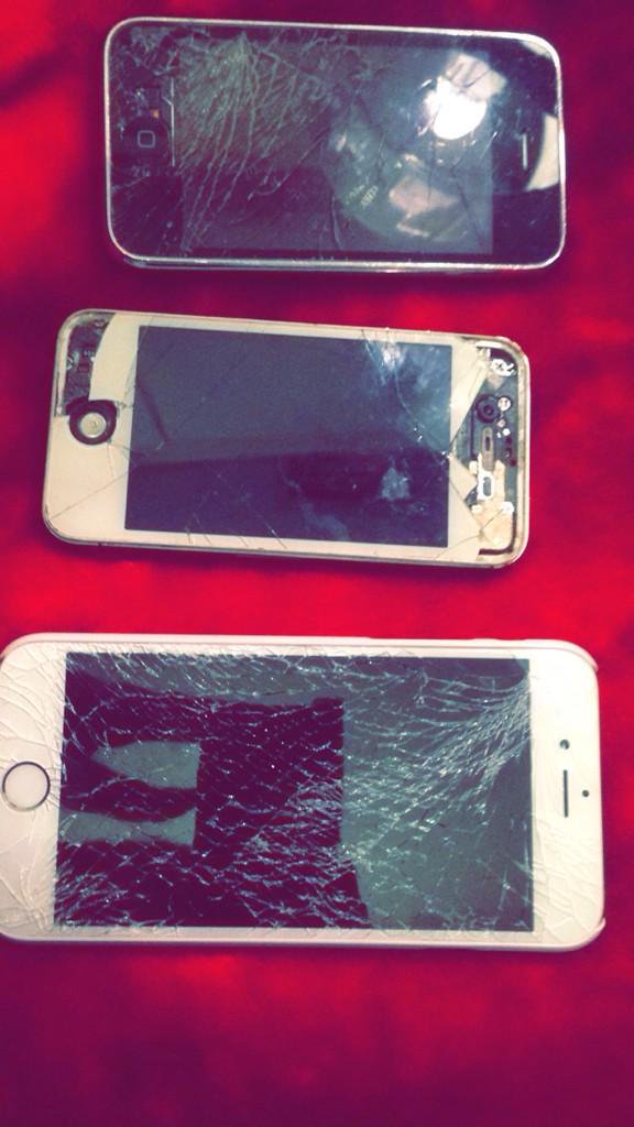  Một người dùng có hẳn bộ sưu tập những chiếc smartphone từng rơi vỡ dưới tay mình. 