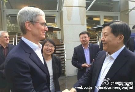 Tim Cook, CEO của Apple và Giám đốc Cục quản lí không gian mạng của Trung Quốc. Ảnh: China Business Journal.