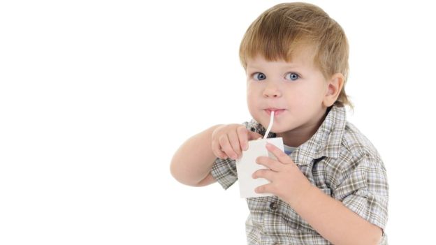  1 hộp nước ép hoa quả nhỏ mà trẻ em rất thích uống chứa hơn 5 viên đường, theo PHE. 