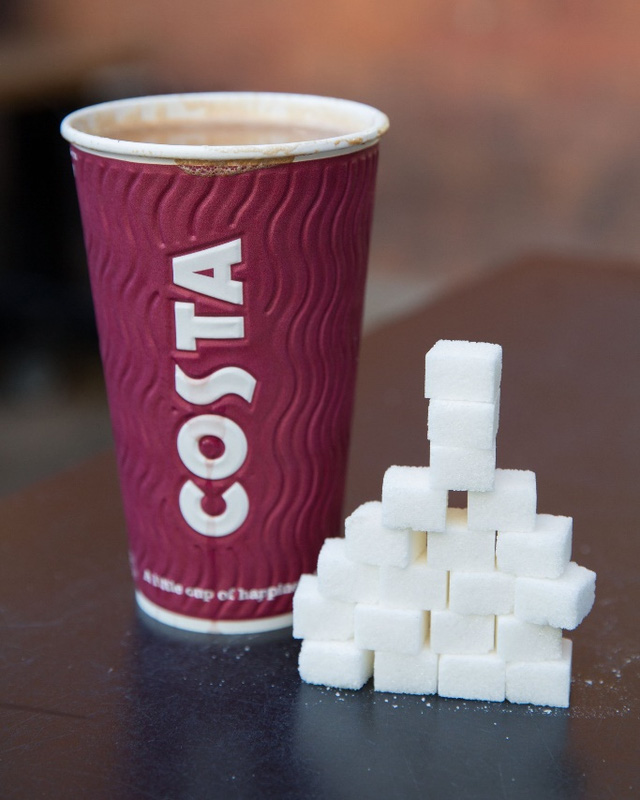  Cốc trà latte của Costa cũng chứa tới 20 thìa cà phê đường. Ảnh: SWNS 
