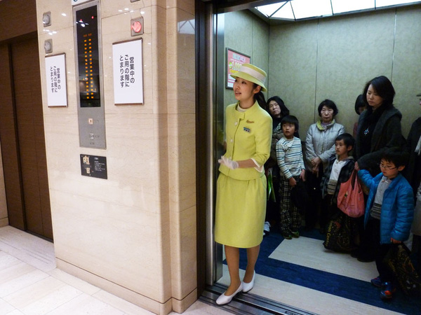  Có nhiều quy tắc ngầm cho việc sử dụng thang máy ở Nhật. 