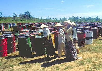  Chất thải độc hại của Formasa Plastic được đựng trong những thùng chứa thô sơ, không được rào chắn ở một bãi rác thải tại Sihanoukville, Campuchia năm 1999. Ảnh: Internet. 