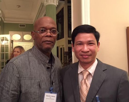
 Ông Hồ An Phong chụp ảnh cùng nam diễn viên Samuel L. Jackson. Ảnh: NVCC
