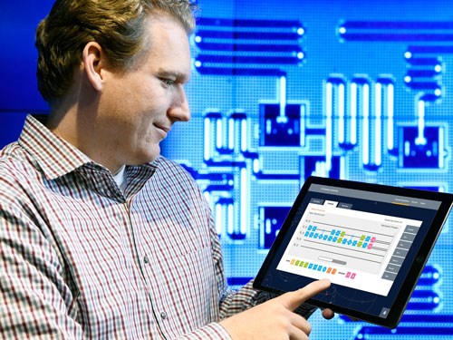 Nhà khoa học máy tính Jay Gambetta đang sử dụng một máy tính bảng để tương tác với máy tính lượng tử của IBM đặt tại trung tâm nghiên cứu T. J. Watson của IBM tại Yorktown, New York (Mỹ).