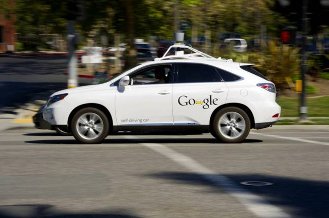  Hình ảnh thử nghiệm một mẫu xe tự lái của Google ở California. Người ngồi ở vị trí lái chỉ để đảm bảo an toàn trong những tình huống bất trắc. 