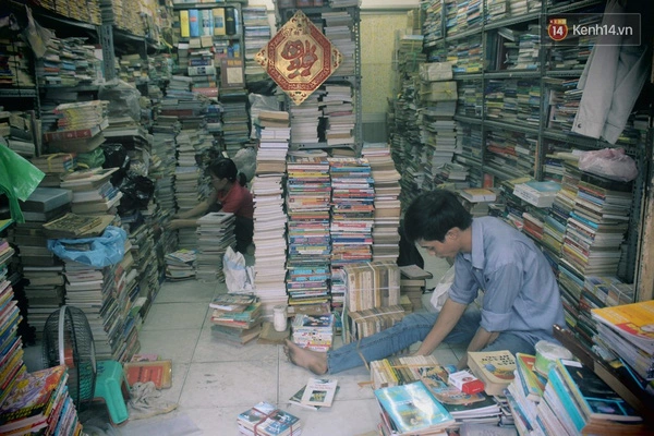 
Những tiệm sách cũ trên đường Trần Nhân Tôn là thiên đường cho những ai muốn tìm mua lại những bộ truyện tranh từ cách đây gần 20 năm.
