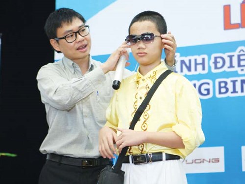 TS Nguyễn Bá Hải tặng kính “Mắt thần” cho người khiếm thị tại Hà Nội, tháng 7/2013. Ảnh: Xuân Tùng.