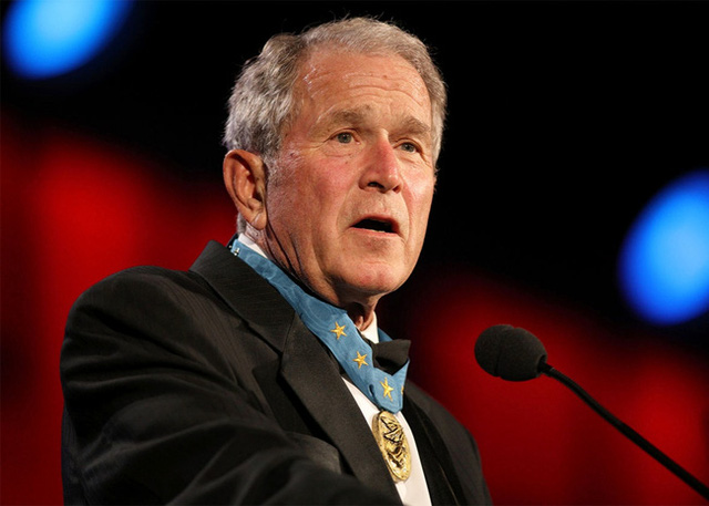 Cựu Tổng thống George W. Bush cổ vũ các cháu sinh viên cứ mặc sức đam mê và sáng tạo đi, đừng gò bó trong khuôn khổ của những gì được học!