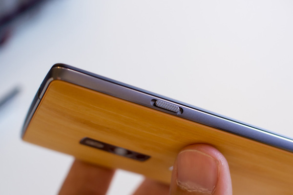 Theo một thống kê nhanh, OnePlus Two là smartphone hiếm hoi có tính năng tắt mở âm thanh tương tự.