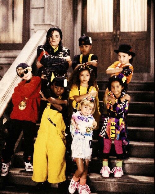 
Macaulay được Michael Jackson mời xuất hiện trong MV Black or White đình đám và trở nên thân thiết từ đó với ông vua nhạc Pop
