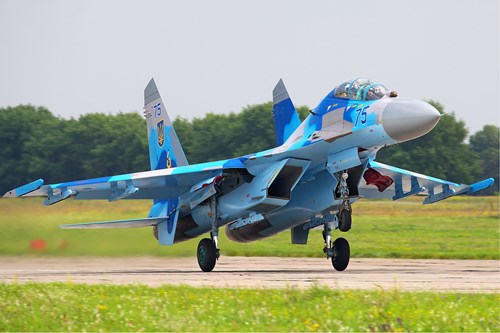  Càng đáp trước của Su-27UB được gia cố lại, tuy nhiên vẫn chỉ dùng 1 bánh thay vì 2 bánh. Cánh đuôi đứng được kéo dài thêm 420mm 