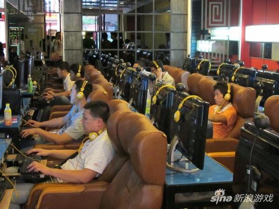  Một quán Net vào dạng Cybergame tại Trung Quốc, thu hút khá đông khách đến chơi 