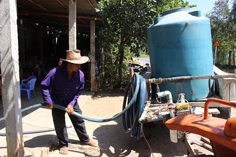  Người dân thu mua nước ngọt 