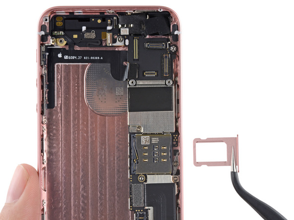  Khay SIM chuẩn Nano. Theo iFixit thì cả loa ngoài, cục rung và khay SIM của iPhone SE đều giống với iPhone 5S nên nhiều khả năng sẽ thay thế cho nhau được. 