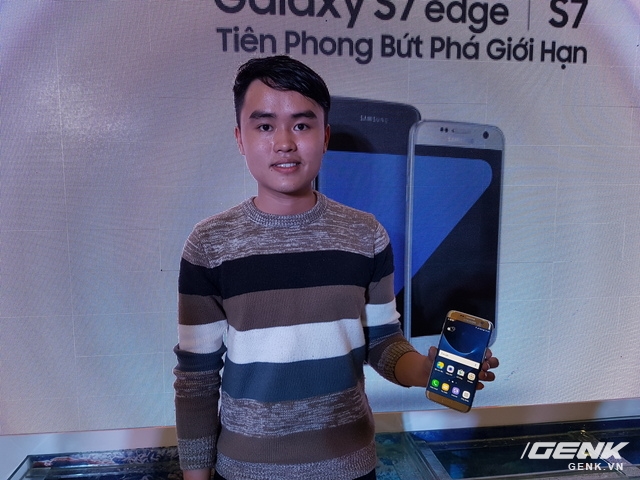  Người dùng đầu tiên sở hữu Galaxy S7 edge tại Hà Nội. 