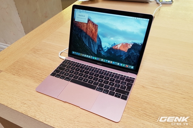  Đây là chiếc MacBook vàng hồng đầu tiên của Apple. 